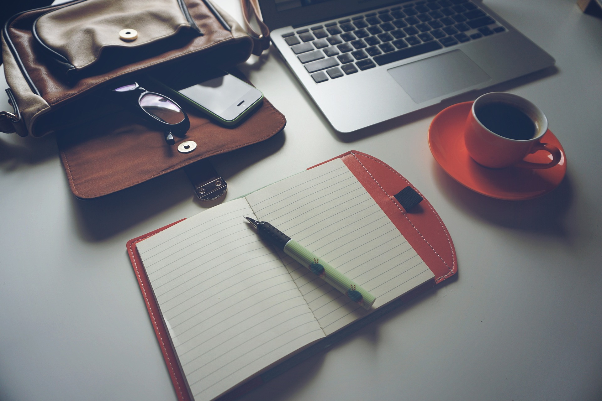 Escritorio de trabajo con laptop, representando gestión y organización del negocio