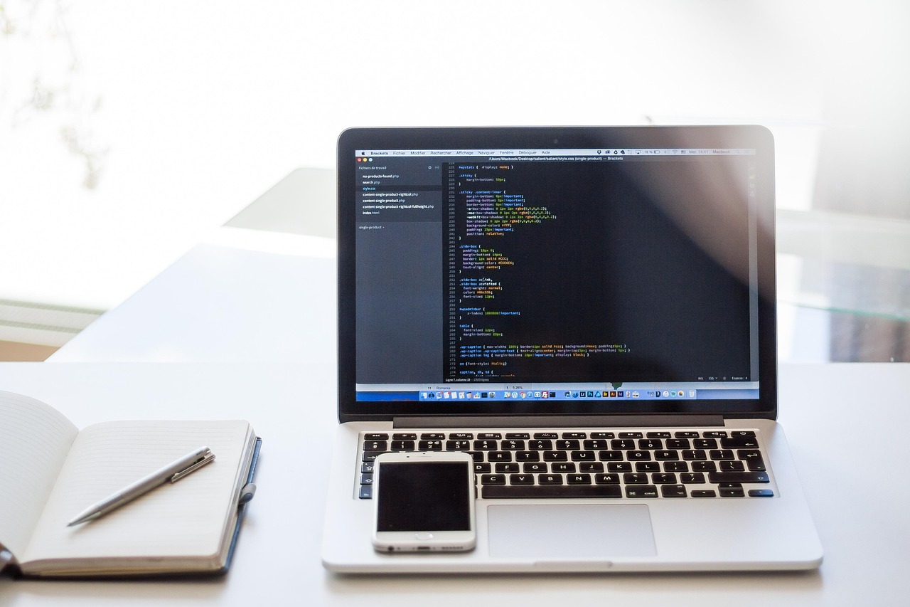 Editor de código en una laptop, representando desarrollo de software